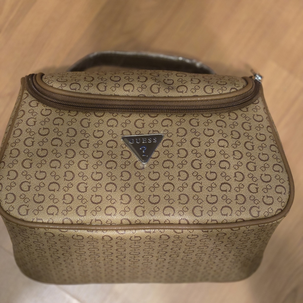 Guess toiletry bag